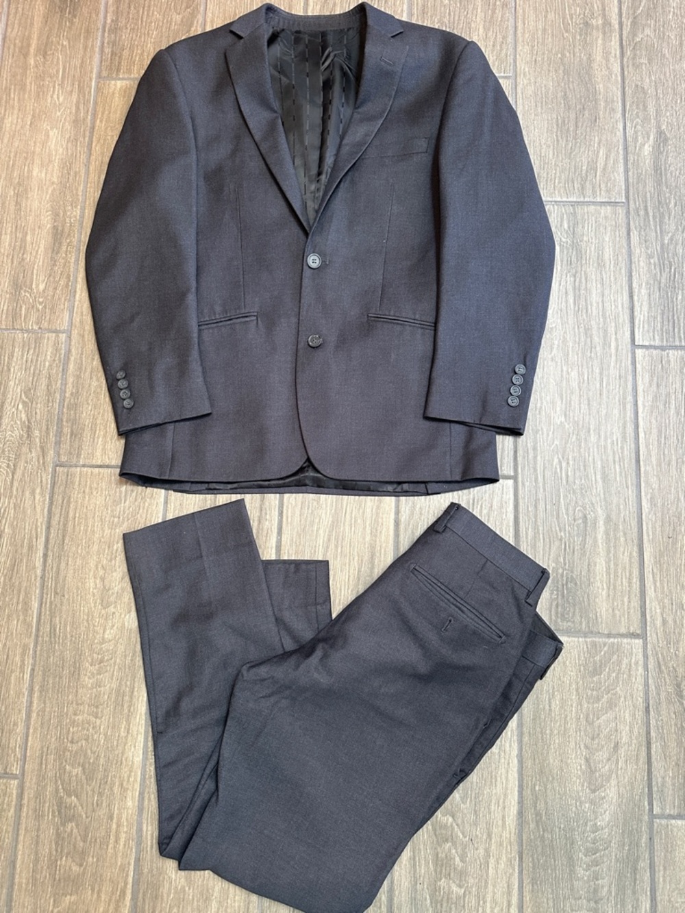 Renoir Men's Classic Gray Two-Piece Suit - Modern Fit. 38/32